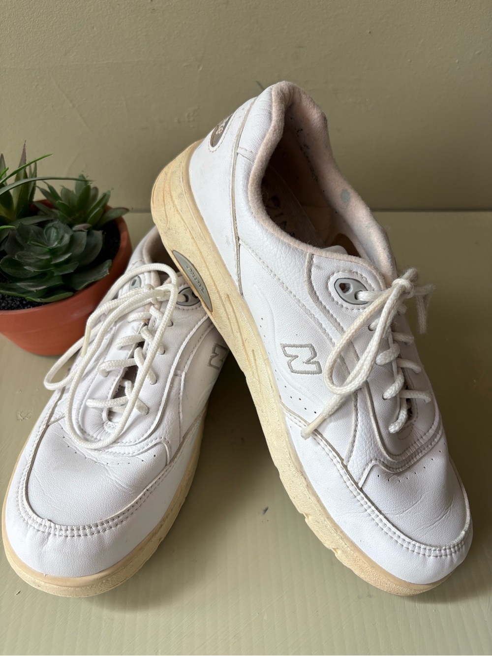 New Balance Women’s White Sneakers cream sole Sz 7 - Picture 2 of 11